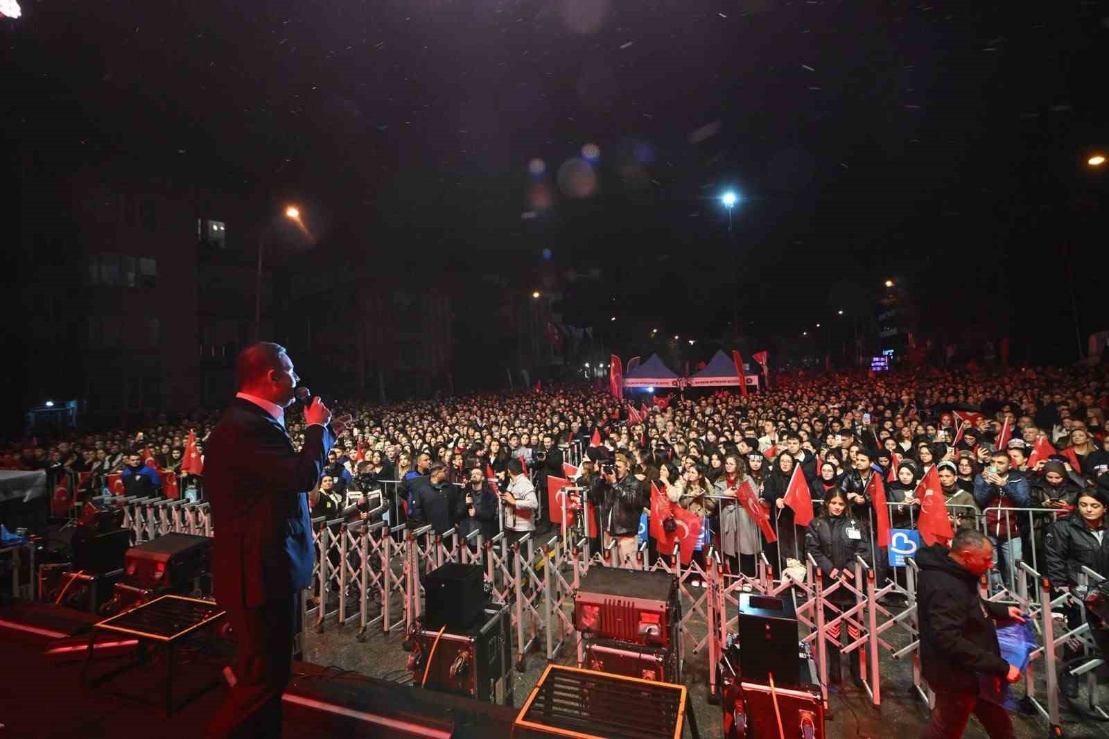 BALIKESİR EMİR CAN İĞREK'İN ŞARKILARIYLA COŞTU