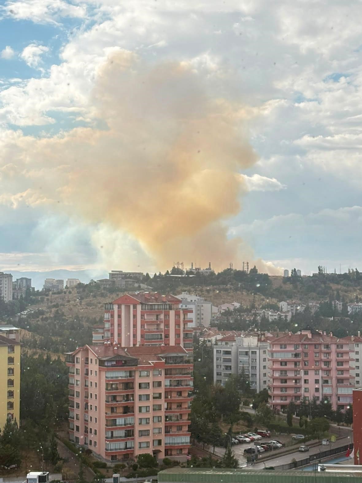 ANKARA’NIN ETİMESGUT İLÇESİNDE OTLUK ALANDA ÇIKAN YANGINA İTFAİYE EKİPLERİNİN MÜDAHALESİ DEVAM EDİYOR.