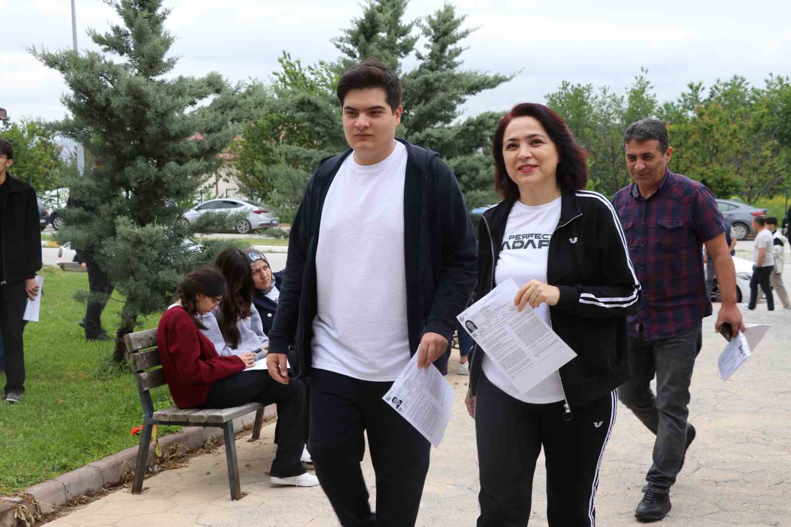 Anne oğul bitişik sınıflarda sınava girdi