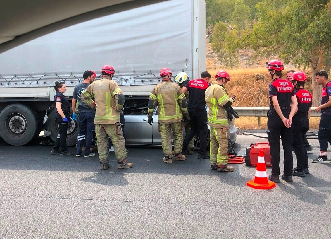 İzmir’de feci kaza: Tıra çarpan otomobilin sürücüsü hayatını kaybetti