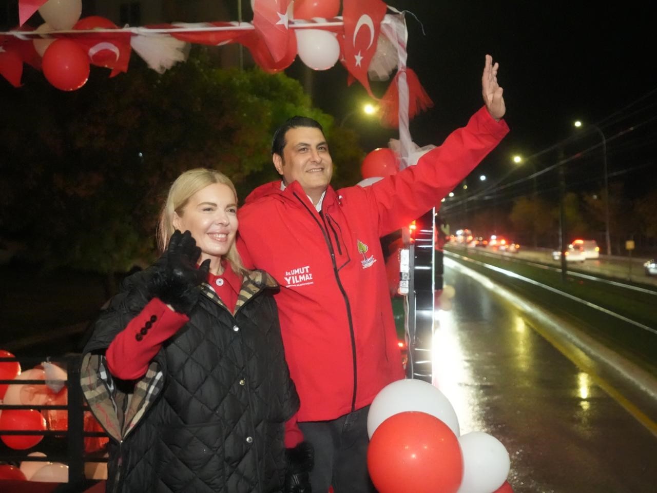 ŞEHİTKAMİL BELEDİYE BAŞKANI UMUT YILMAZ’IN GELENEKSEL HALE GETİRDİĞİ CUMHURİYET KORTEJİ, BU YIL SAĞANAK YAĞIŞ ALTINDA CUMHURİYET’İN İLANININ 103. YIL DÖNÜMÜNE ÖZEL OLARAK 103 ARAÇLA GERÇEKLEŞTİRİLDİ. YÜZLERCE VATANDAŞIN KATILDIĞI KORTEJDE TÜRK BAYRAKLARI DALGALANDI, CUMHURİYET COŞKUSU TÜM ŞEHİTKAMİL’İ SARDI.