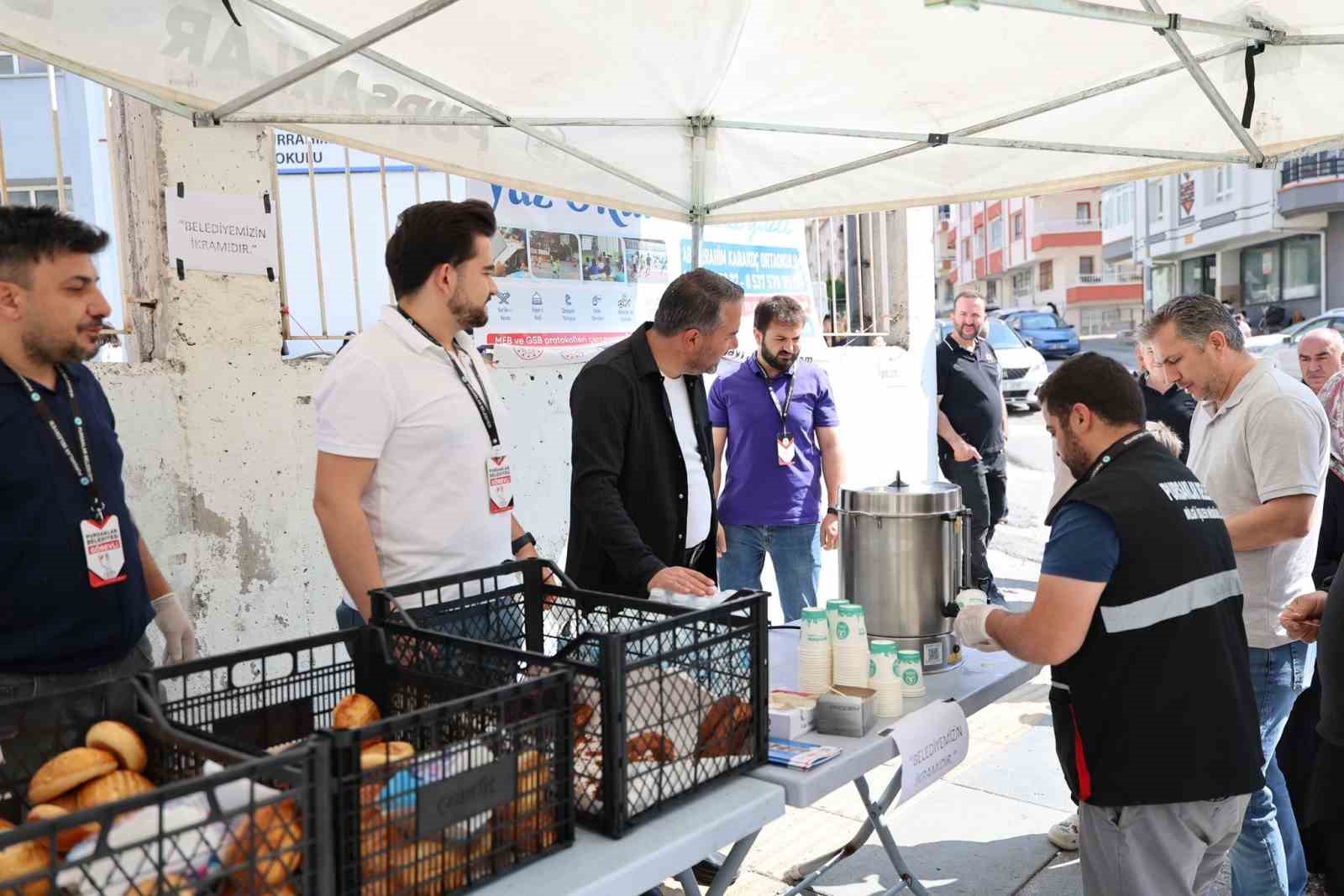 Pursaklar Belediyesi’nden YKS’ye giren adaylara ve ailelerine çay eşliğinde simit ve poğaça