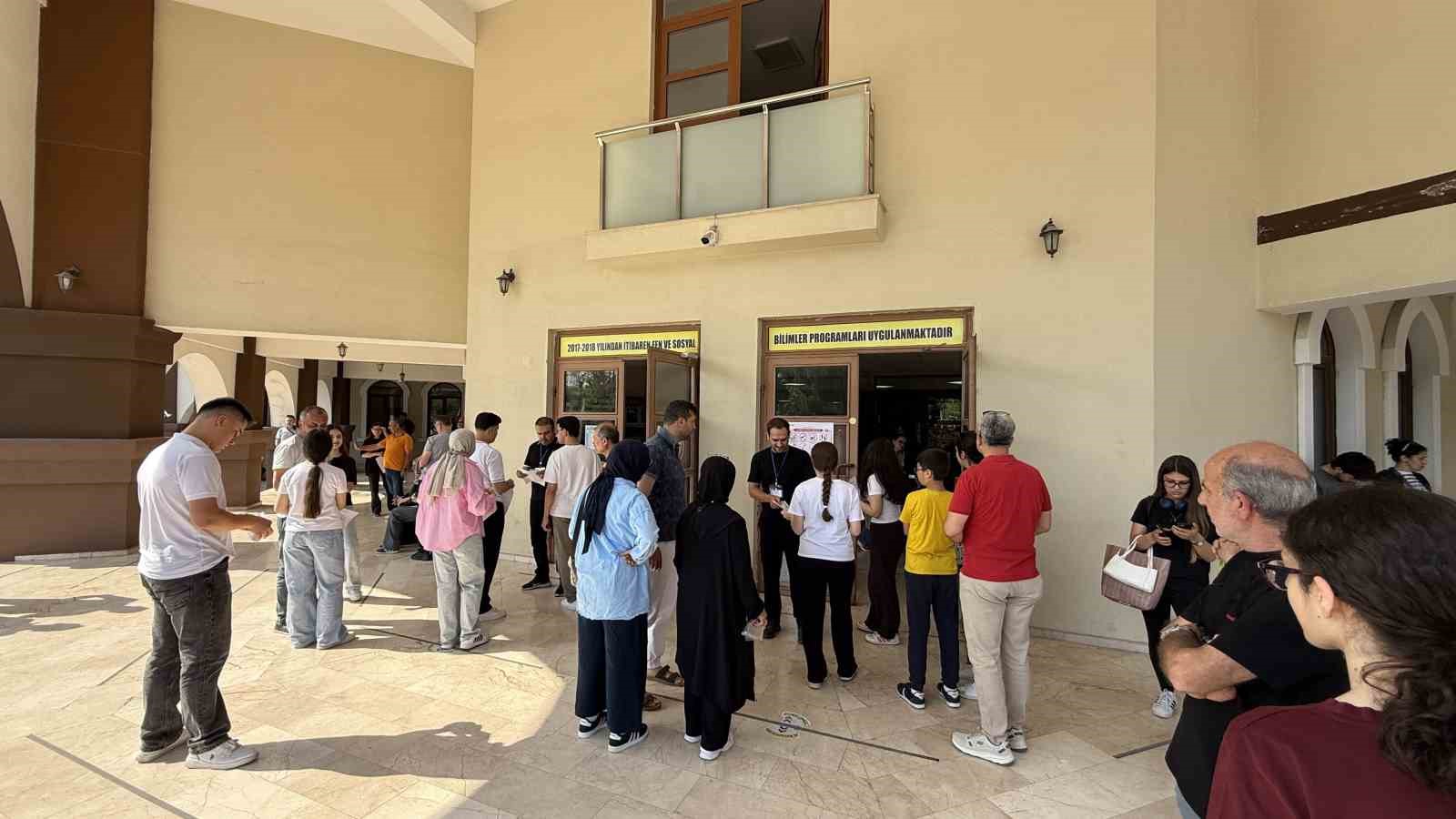 YKS’nin ilk oturumu başladı: Öğrenciler sınavda, veliler dışarda ter döküyor