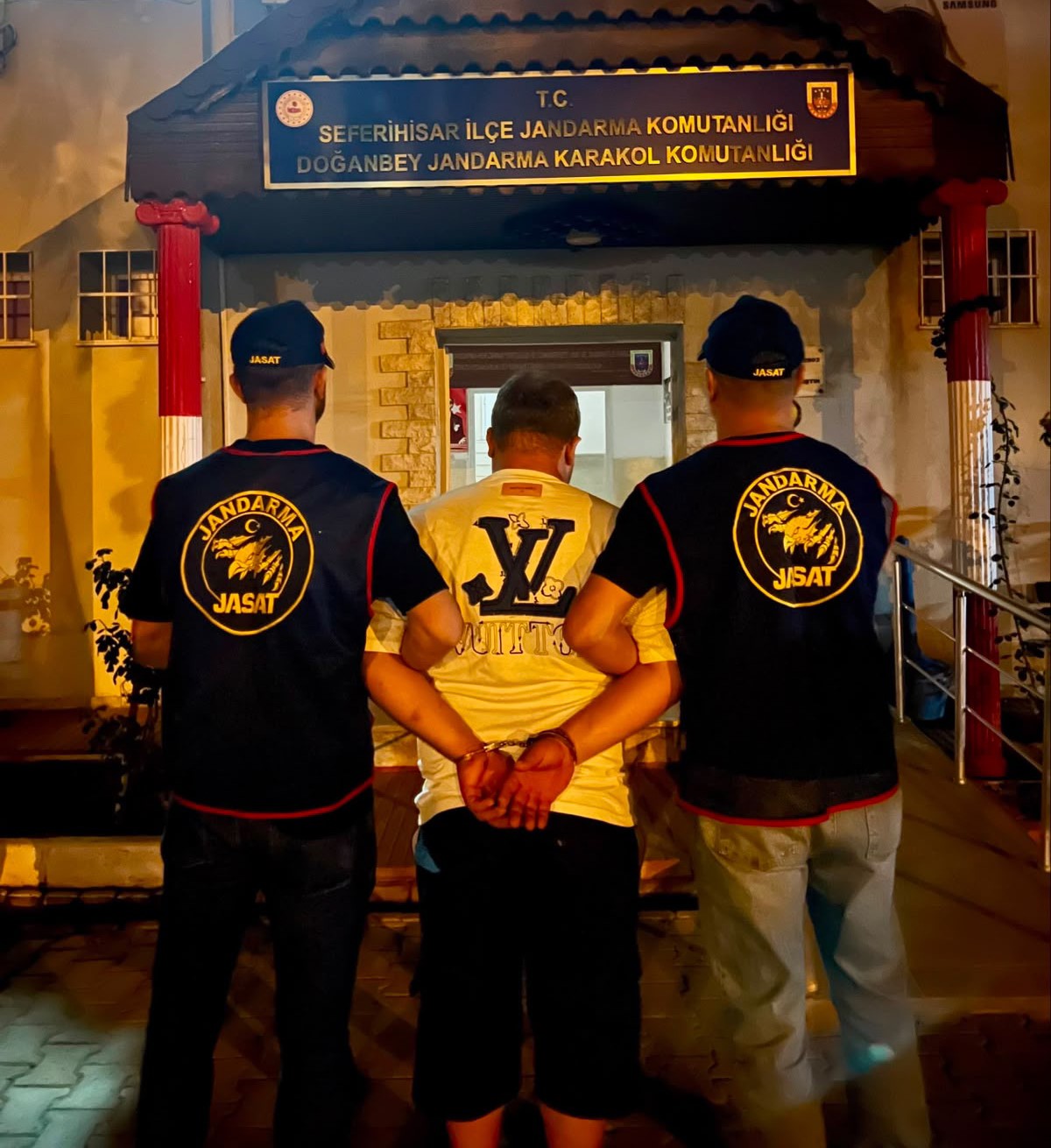 İzmir’de 15 yıl hapis cezası bulunan firari operasyonla yakalandı