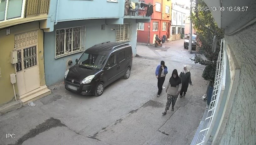 BURSA’NIN OSMANGAZİ İLÇESİNDE BİR EVİN KAPISINI KART-FİLM YÖNTEMİYLE AÇARAK YAKLAŞIK 450 BİN TL DEĞERİNDEKİ ZİYNET EŞYALARINI ÇALAN ŞÜPHELİ, 35 GÜVENLİK KAMERASININ İNCELENMESİ SONUCU YAKALANDI. HAKKINDA 28 SUÇ KAYDI BULUNDUĞU BELİRTİLEN ŞÜPHELİ, EMNİYETTEKİ İŞLEMLERİNİN ARDINDAN ADLİ MAKAMLARA SEVK EDİLDİ.