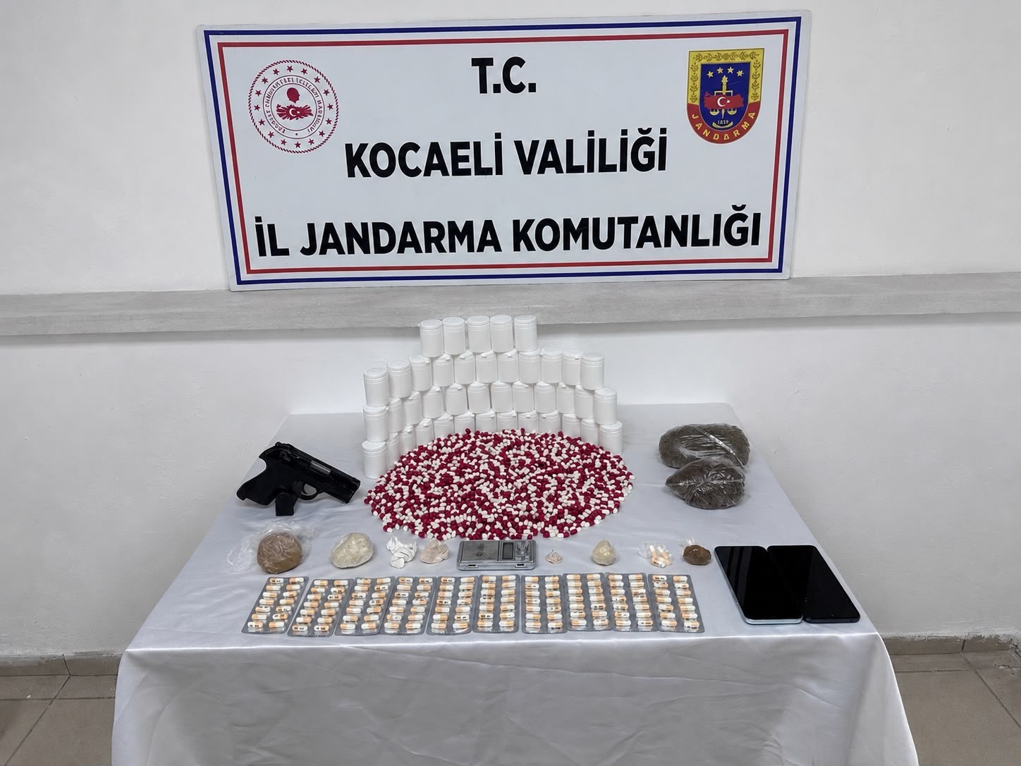 Jandarmadan torbacıya darbe: Gösterdiği her yerden uyuşturucu çıktı