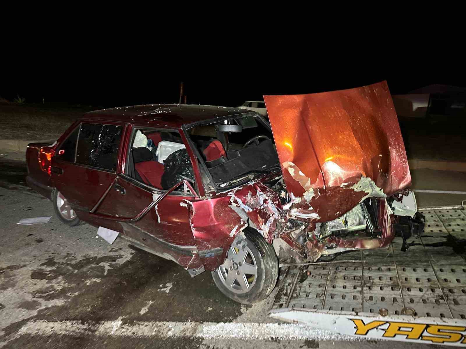 Uşak’ta otomobil ile hafif ticari araç çapıştı: 6 yaralı
