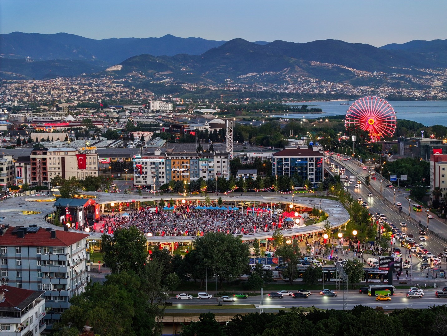 Kocaeli'nin meydanları sosyal hayatın merkezi oldu