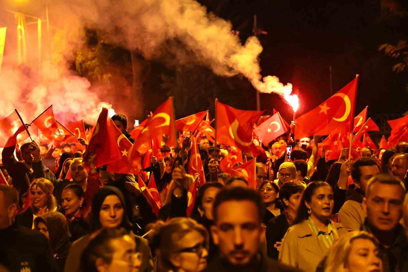 BİNLERCE DENİZLİLİ CUMHURİYET İÇİN YÜRÜDÜ DERYA ULUĞ KONSERİYLE 103. YIL COŞKUSU MEYDANLARA SIĞMADI