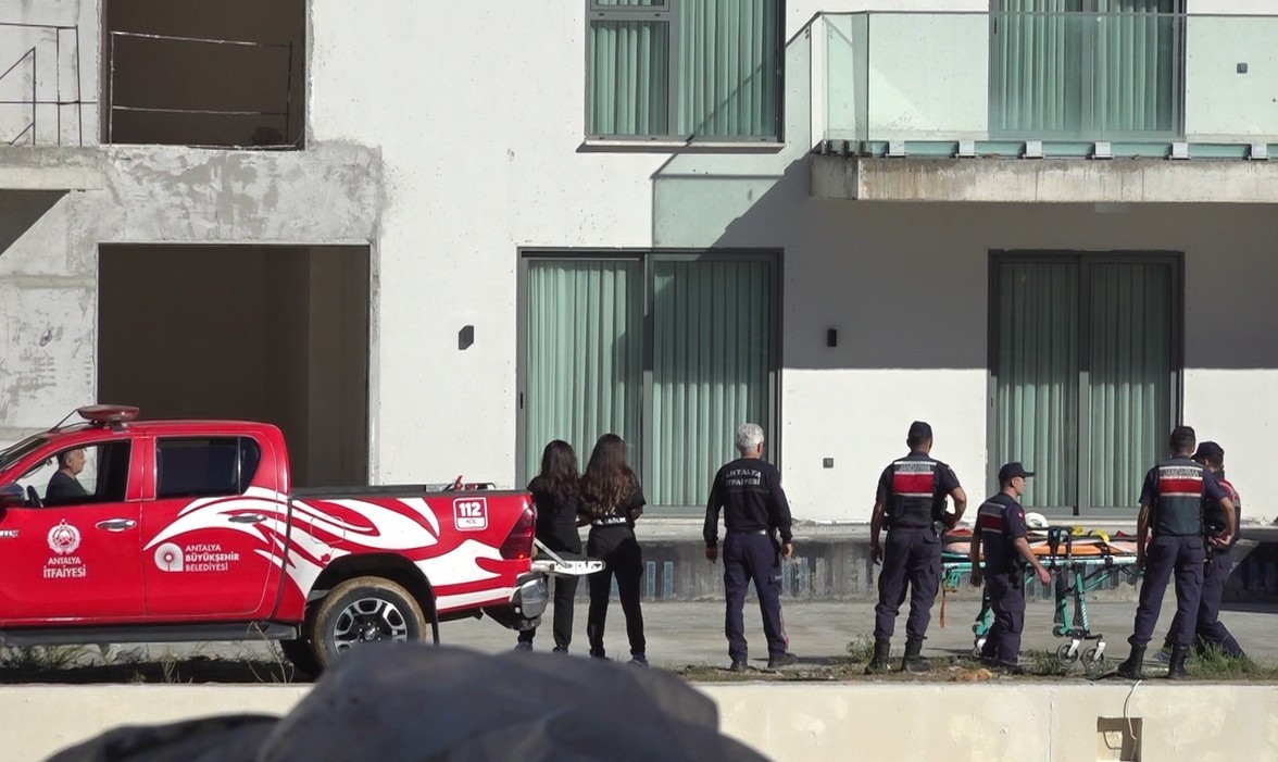 ANTALYA’NIN ALANYA İLÇESİNDE PARASINI ALAMADIĞINI İDDİA EDEREK İNŞAAT HALİNDEKİ BİNANIN BALKONUNA ÇIKAN İŞÇİ, ARKADAŞININ İKNA ETMESİ SONUCU BULUNDUĞU YERDEN İNDİRİLDİ.