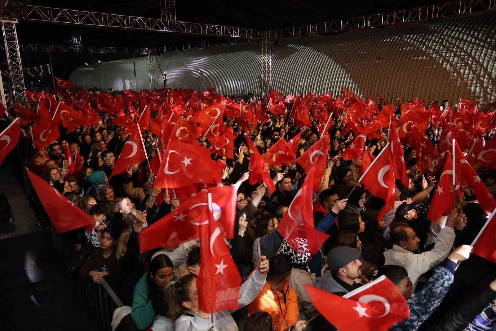 KAĞITHANE BELEDİYESİ TARAFINDAN 29 EKİM CUMHURİYET BAYRAMI KAPSAMINDA ETKİNLİK DÜZENLENDİ. CUMHURİYET'İN KURULUŞUNUN 103'ÜNCÜ YIL DÖNÜMÜNDE DÜZENLENEN PROGRAMA, SOĞUK VE YAĞIŞLI HAVAYA RAĞMEN VATANDAŞLAR KATILDI.