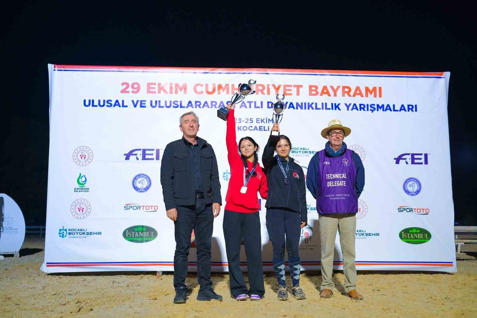 KOCAELİ, 117 BİNİCİNİN KATILDIĞI ULUSAL VE ULUSLARARASI ATLI DAYANIKLILIK YARIŞLARI’NA EV SAHİPLİĞİ YAPTI. 20 İLA 120 KİLOMETRE ARASINDA DEĞİŞEN PARKURLARDA MÜCADELE EDEN SPORCULAR VE ATLARI, GÜÇ VE DAYANIKLILIKLARINI ORTAYA KOYDU.