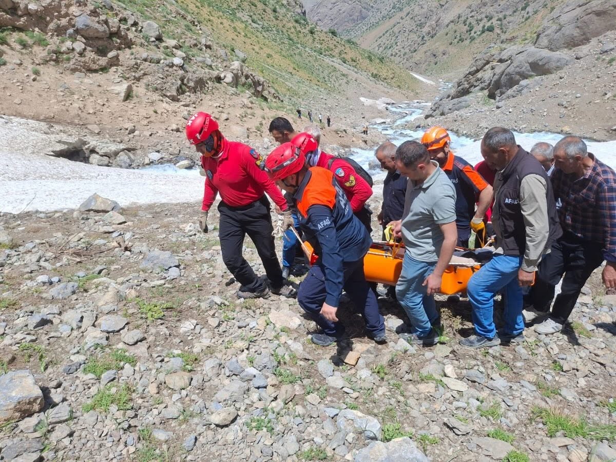 Helil Vadisi’nde ayağı kırılan vatandaş askeri helikopterle kurtarıldı