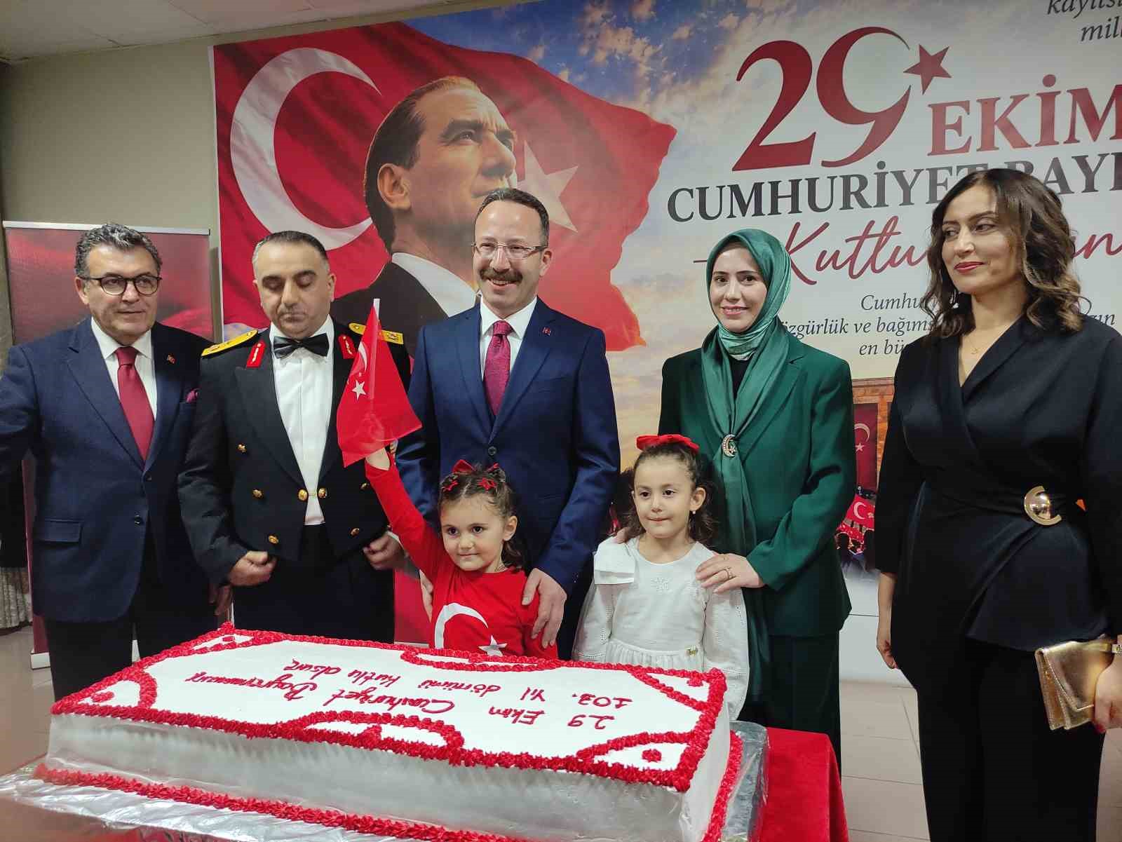 ARDAHAN'DA CUMHURİYET BAYRAMI'NIN 103. YILI DOLAYISIYLA RESEPSİYON DÜZENLENDİ. (OLGUN YILDIZ/ARDAHAN-İHA)