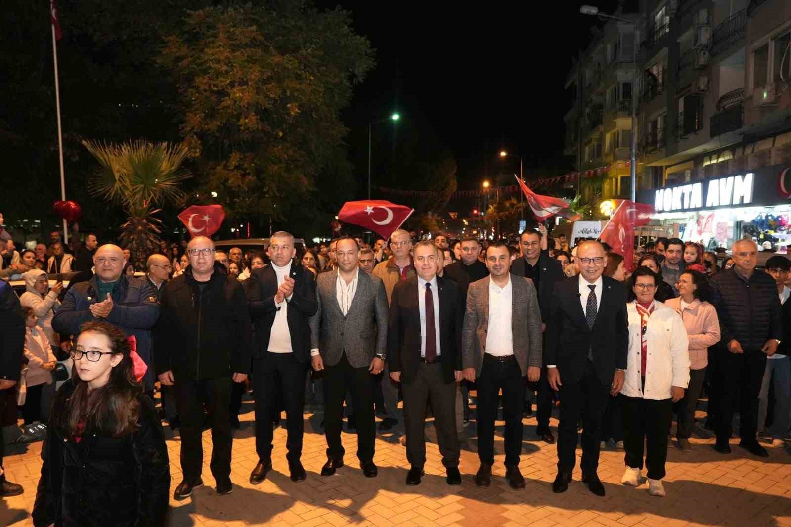 MANİSA’NIN TURGUTLU İLÇESİNDE CUMHURİYET’İN 103’ÜNCÜ YILI, BİNLERCE KİŞİNİN KATILDIĞI KORTEJ YÜRÜYÜŞÜ VE IŞIN KARACA KONSERİYLE KUTLANDI. TÜRK BAYRAKLARIYLA SOKAKLARI KIRMIZI BEYAZA BOYAYAN VATANDAŞLAR, CUMHURİYET COŞKUSUNU MEYDANLARA TAŞIRKEN SEVİLEN SANATÇI IŞIN KARACA’NIN ŞARKILARINA HEP BİR AĞIZDAN EŞLİK ETTİ.