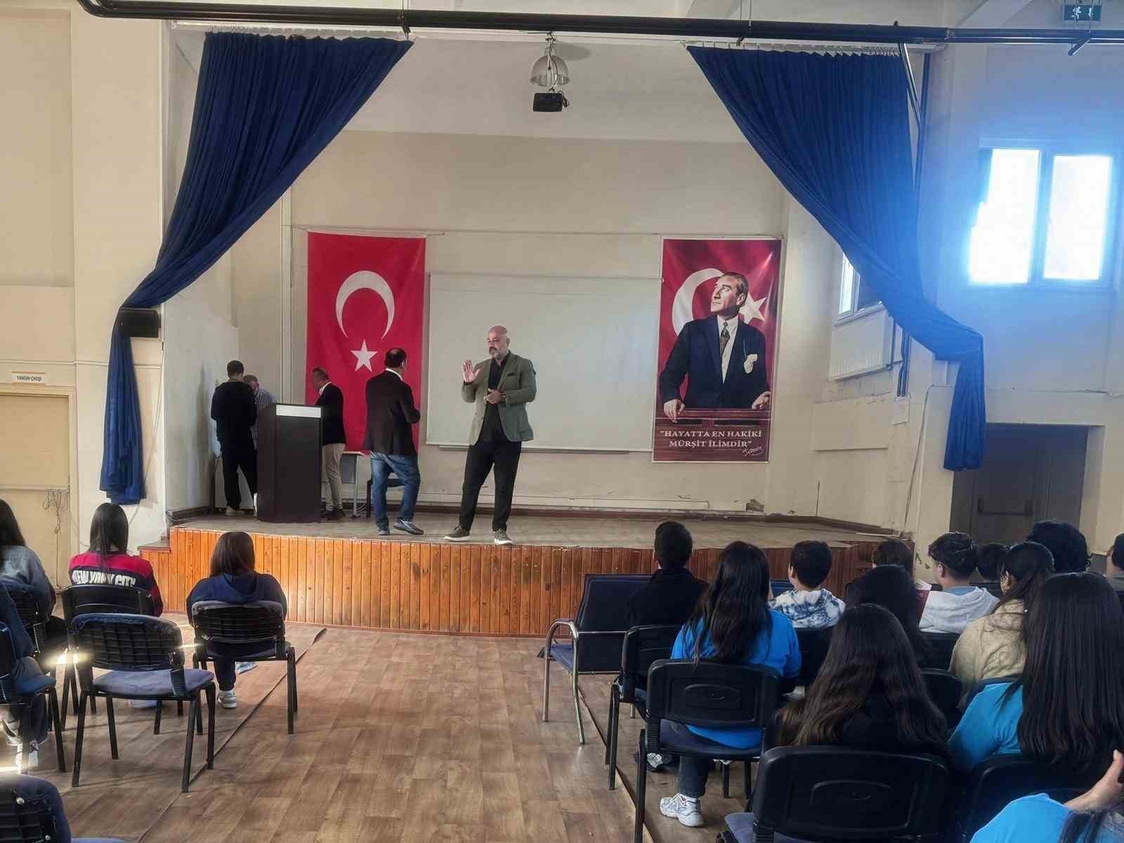 YALIKAVAK’TA ÖĞRENCİLER YAZARLA BULUŞTU