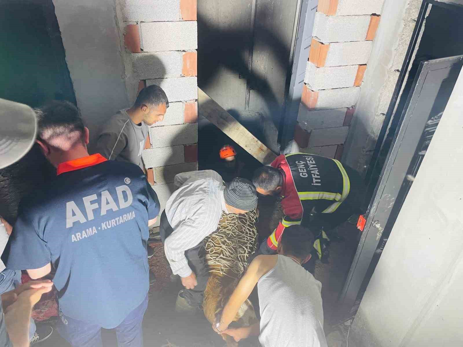 Bingöl’de asansör boşluğuna düşen inekler ekipler tarafından kurtarıldı