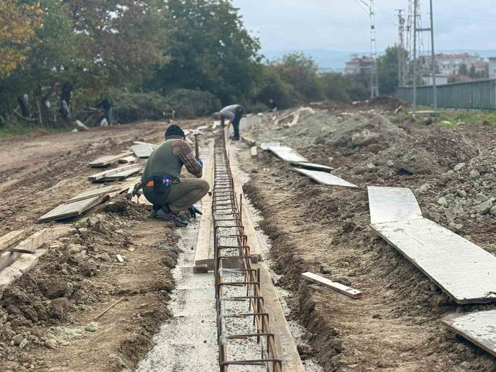 KASTAMONU’NUN TAŞKÖPRÜ İLÇESİNDE, ŞEHİR İÇİ ULAŞIMI DAHA GÜVENLİ VE KONFORLU HALE GETİRMEK AMACIYLA HAYATA GEÇİRİLEN YAKLAŞIK 3 KİLOMETRELİK BİSİKLET YOLU PROJESİNDE ÇALIŞMALAR SÜRÜYOR.