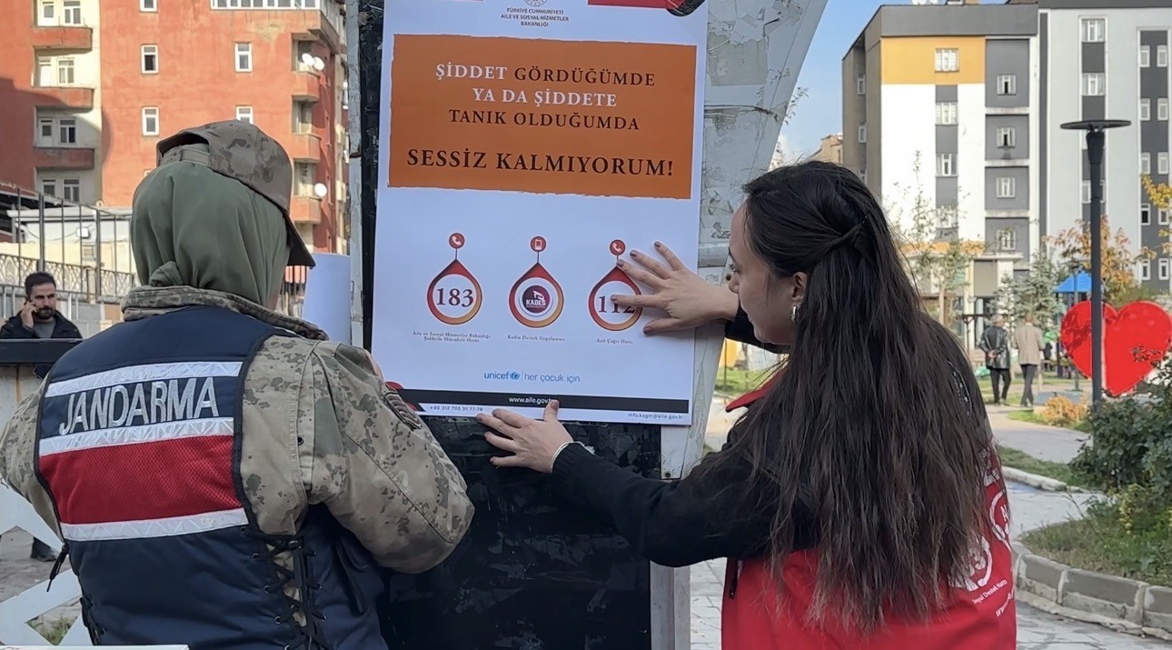 HAKKARİ'NİN YÜKSEKOVA İLÇESİNDE JANDARMA, POLİS VE AİLE VE SOSYAL HİZMETLER MÜDÜRLÜĞÜ EKİPLERİ, KADINA YÖNELİK ŞİDDETLE MÜCADELE KAPSAMINDA VATANDAŞLARI KADIN ACİL DESTEK UYGULAMASI (KADES) HAKKINDA BİLGİLENDİRDİ.