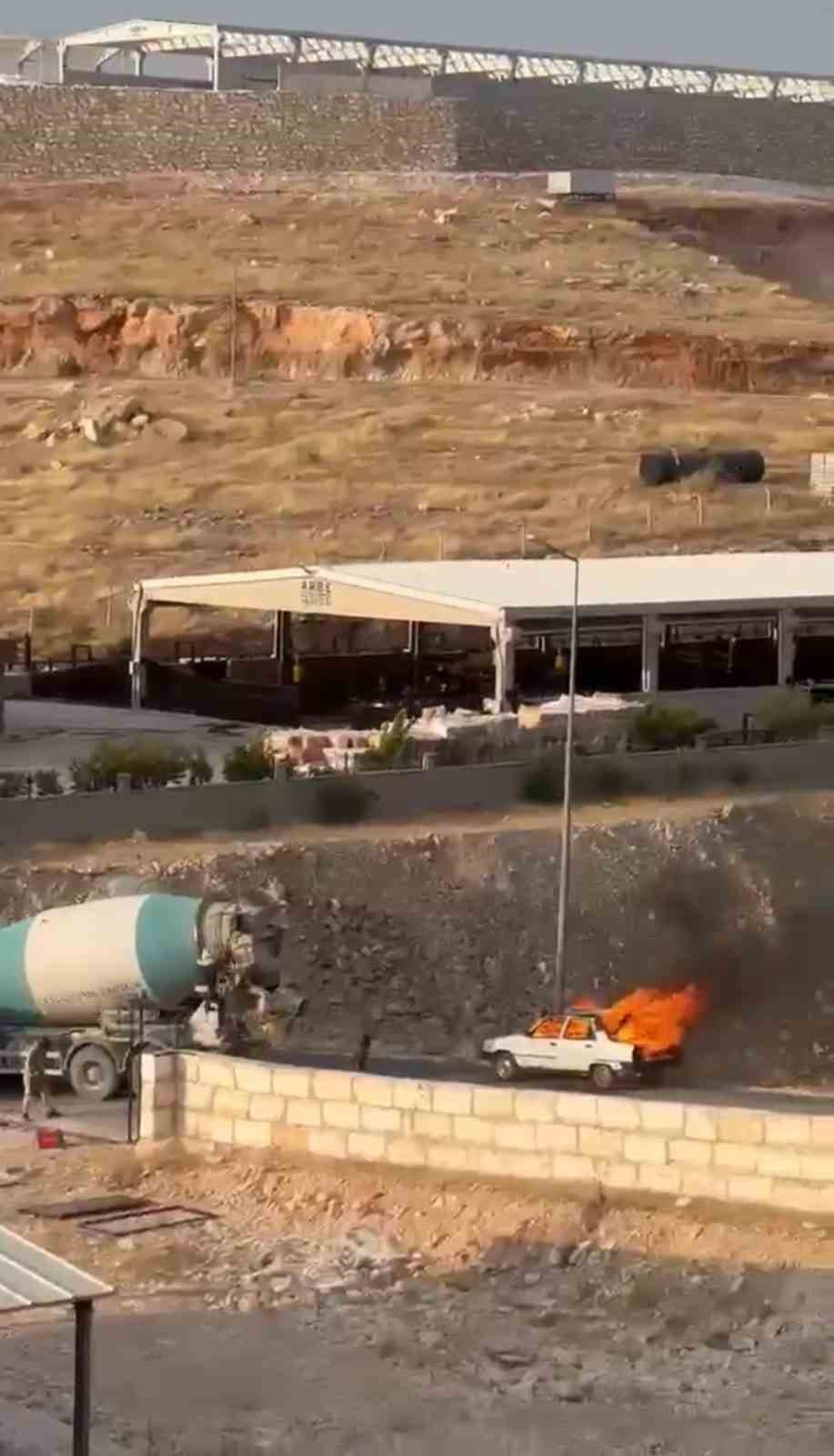 Şanlıurfa'da yanan otomobil beton mikseriyle söndürüldü
