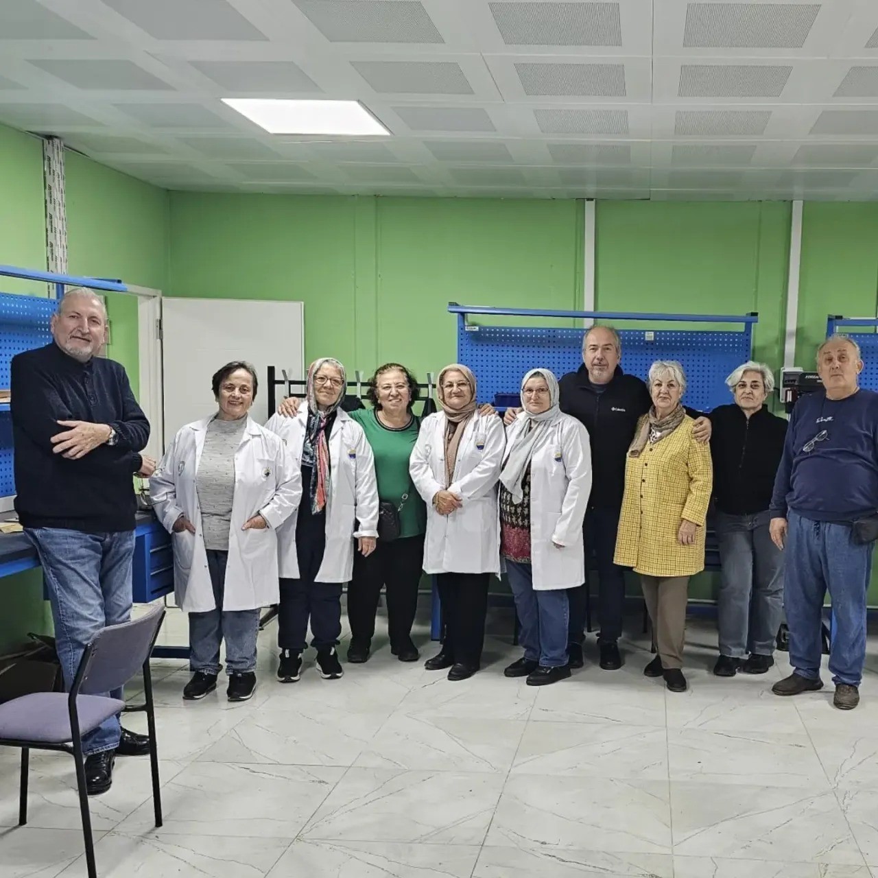 SİNOP ÜNİVERSİTESİ BÜNYESİNDE FAALİYET GÖSTEREN 3. YAŞ ÜNİVERSİTESİ’NDE YENİ EĞİTİM ÖĞRETİM YILI KAPSAMINDA AHŞAP İŞLEMECİLİĞİ DERSLERİ BAŞLADI. İLERİ YAŞTAKİ KURSİYERLER, İLK DERSLERİNDE AHŞAP KUTU YAPIMINA BAŞLAYARAK HEM EL BECERİLERİNİ GELİŞTİRDİ HEM DE ÜRETMENİN HEYECANINI YAŞADI.