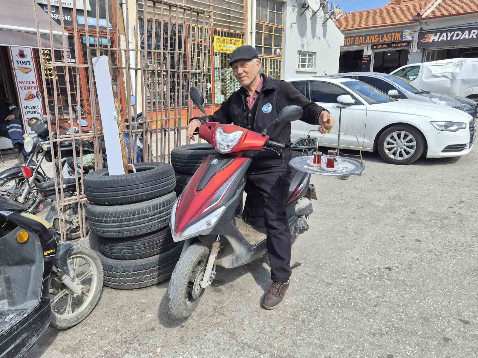 Eskişehir'de 44 senedir çaycı olan esnafın ilginç çalışma yöntemi