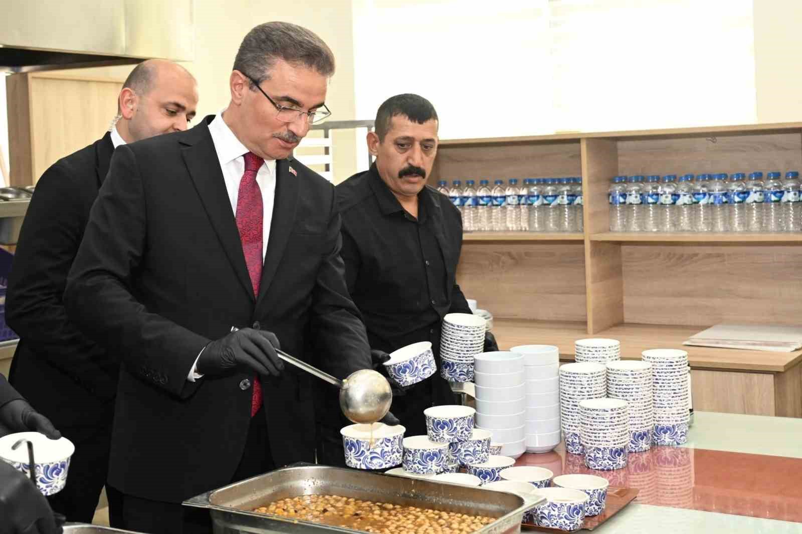 Valisi Aydın Baruş'tan emniyet personeline aşure ikramı