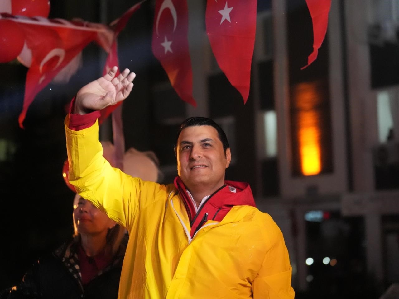 ŞEHİTKAMİL BELEDİYE BAŞKANI UMUT YILMAZ’IN GELENEKSEL HALE GETİRDİĞİ CUMHURİYET KORTEJİ, BU YIL SAĞANAK YAĞIŞ ALTINDA CUMHURİYET’İN İLANININ 103. YIL DÖNÜMÜNE ÖZEL OLARAK 103 ARAÇLA GERÇEKLEŞTİRİLDİ. YÜZLERCE VATANDAŞIN KATILDIĞI KORTEJDE TÜRK BAYRAKLARI DALGALANDI, CUMHURİYET COŞKUSU TÜM ŞEHİTKAMİL’İ SARDI.