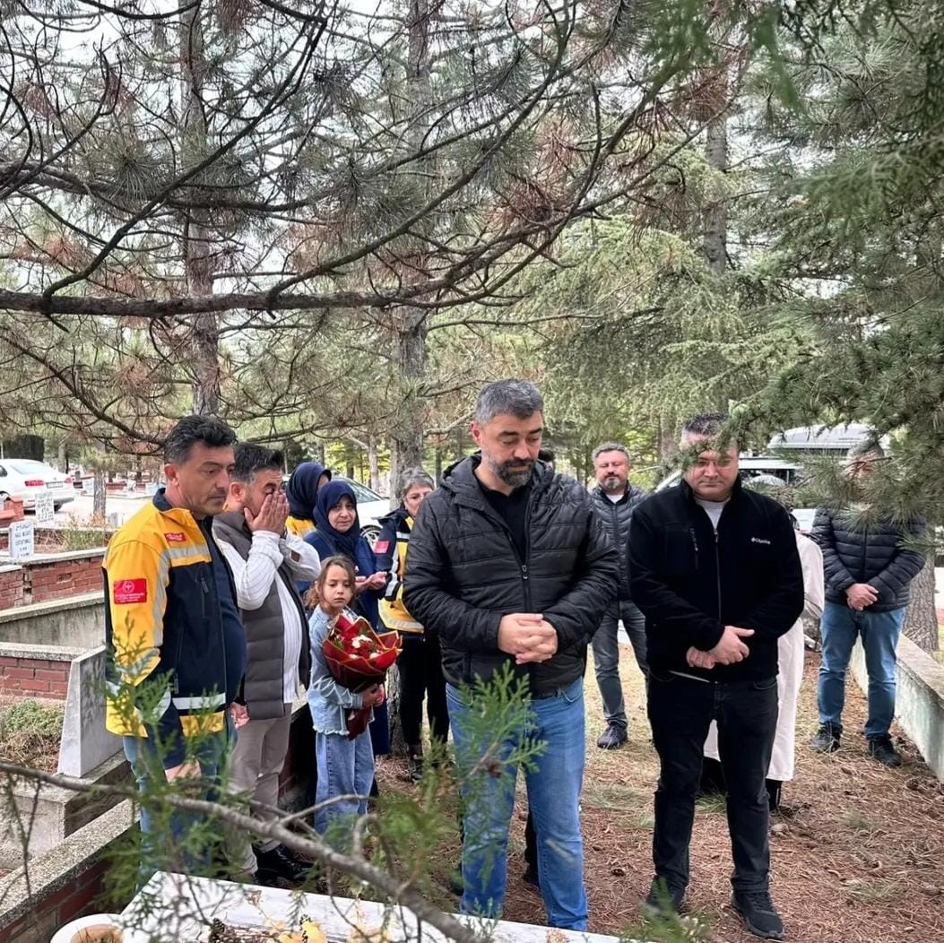 ESKİŞEHİR'DE 2011 YILINDA GÖREVİ ESNASINDA GEÇİRDİĞİ TRAFİK KAZASI SONUCU ŞEHİT OLAN AMBULANS ŞOFÖRÜ HALİS ALAN, VEFATININ YIL DÖNÜMÜNDE KABRİ BAŞINDA DUALARLA ANILDI.
