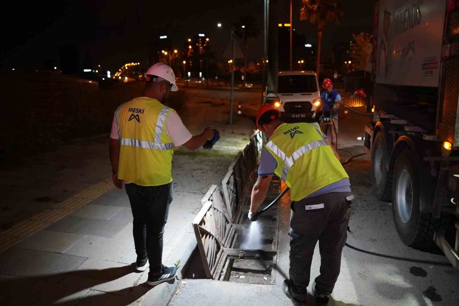 Mersin'de yağmur suyu hatları temizleniyor
