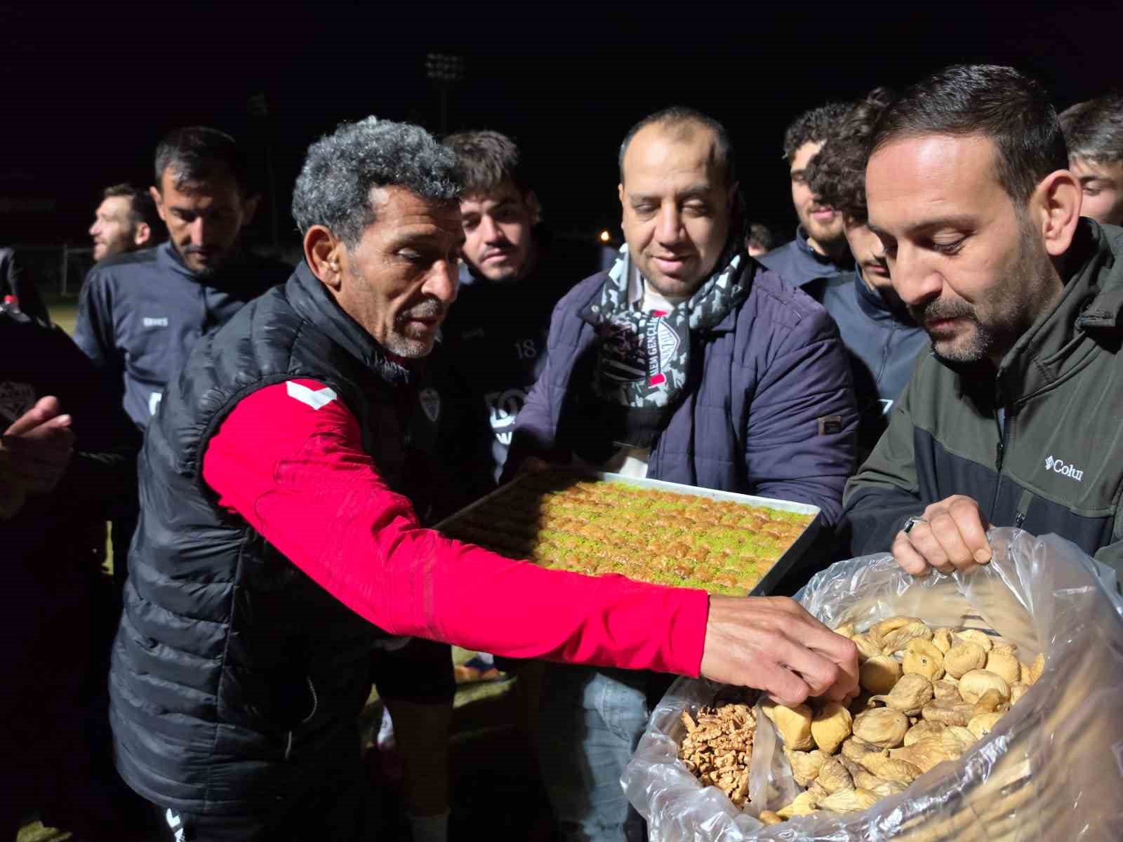 SÜPER AMATÖR LİG’İN 2. HAFTASINDA SAZLI GENÇLİKSPOR’U KONUK EDECEK OLAN NAZİLLİ ŞEHİR SPOR KULÜBÜ’NE TARAFTARLARINDAN COŞKULU DESTEK GELDİ. TESİSLERİ MEŞALELERLE AYDINLATAN SİYAH-BEYAZLILAR, FUTBOLCULARA BAKLAVANIN YANI SIRA MEŞHUR AYDIN İNCİRİ İKRAM EDİLDİ.
