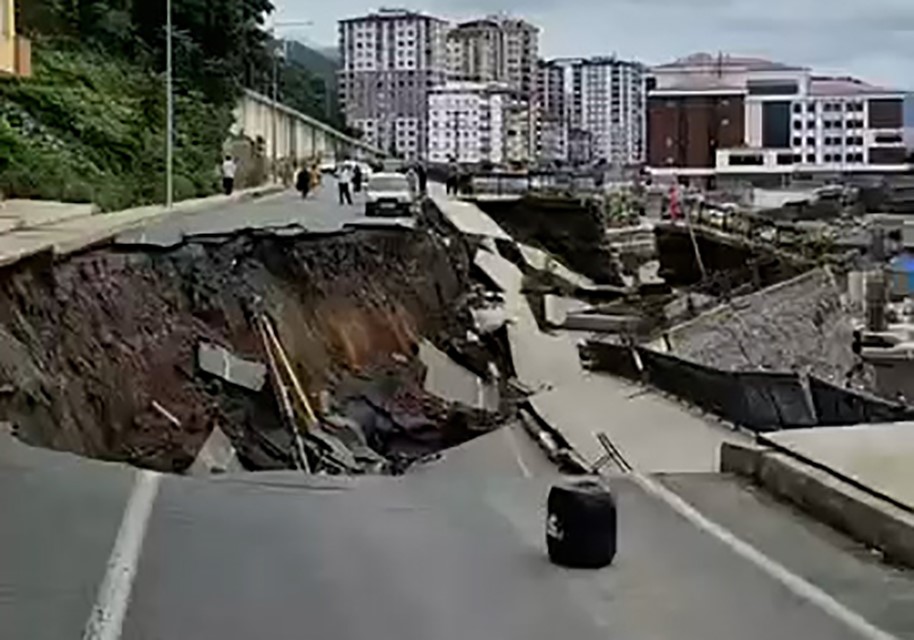 Rize'de yol çöktü, 2 bina tedbir amaçlı tahliye edildi