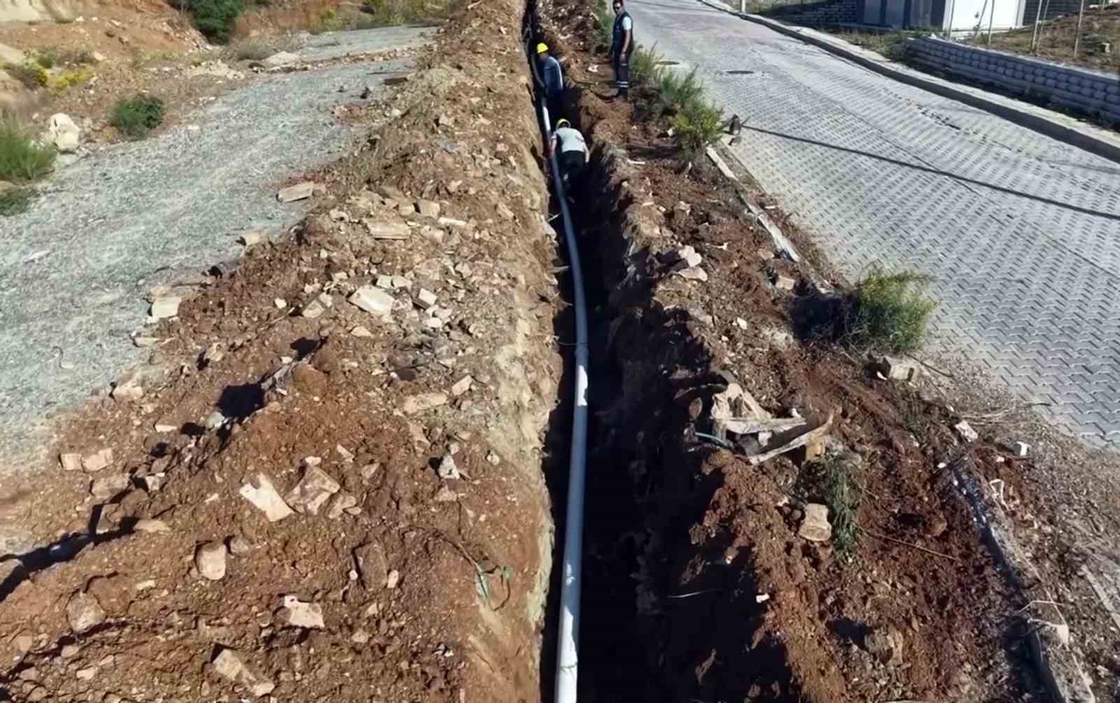 MUĞLA’NIN FETHİYE İLÇESİ KARAÇULHA MAHALLESİ’NDEKİ TOKİ KONUTLARINDA YAŞANAN SU KESİNTİLERİNİN ÖNÜNE GEÇİLMESİ AMACIYLA MUSKİ TARAFINDAN YAKLAŞIK 3 MİLYON TL’LİK YATIRIMLA YENİ İÇME SUYU HATTI YAPILIYOR.