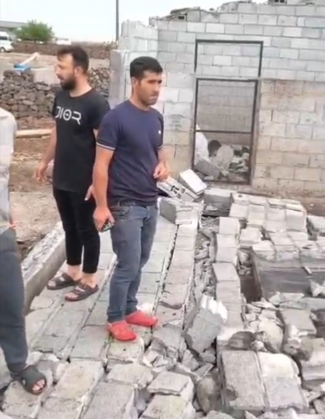 Diyarbakır’da şiddetli rüzgarda duvar yıkıldı, ahır çatısı çöktü