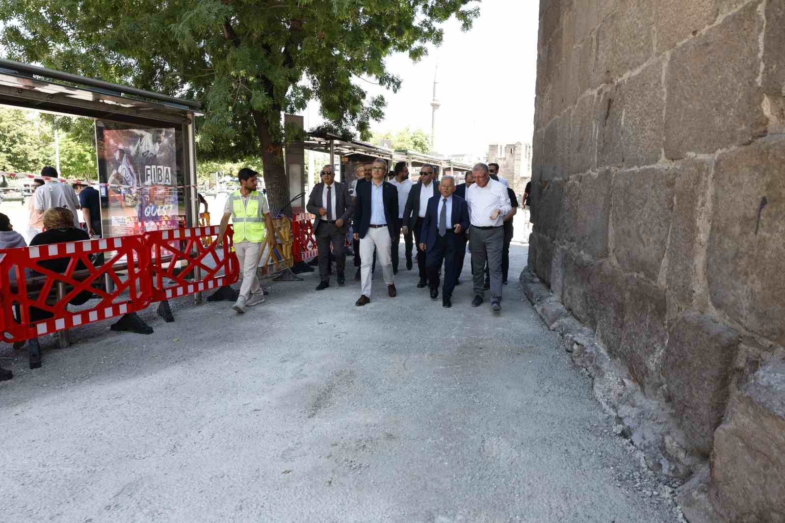 Başkan Büyükkılıç'tan Cumhuriyet Meydanı'ndaki büyük dönüşüme yakın takip