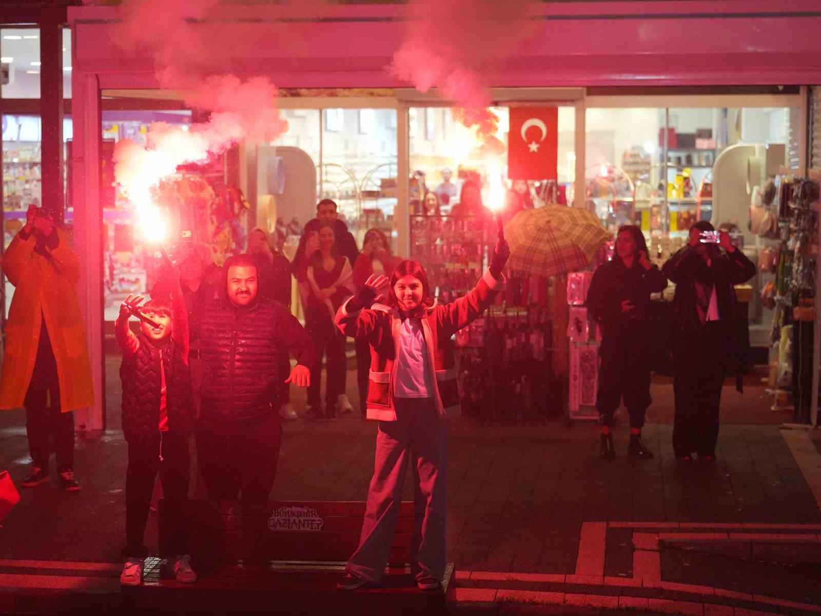 ŞEHİTKAMİL BELEDİYE BAŞKANI UMUT YILMAZ’IN GELENEKSEL HALE GETİRDİĞİ CUMHURİYET KORTEJİ, BU YIL SAĞANAK YAĞIŞ ALTINDA CUMHURİYET’İN İLANININ 103. YIL DÖNÜMÜNE ÖZEL OLARAK 103 ARAÇLA GERÇEKLEŞTİRİLDİ. YÜZLERCE VATANDAŞIN KATILDIĞI KORTEJDE TÜRK BAYRAKLARI DALGALANDI, CUMHURİYET COŞKUSU TÜM ŞEHİTKAMİL’İ SARDI.
