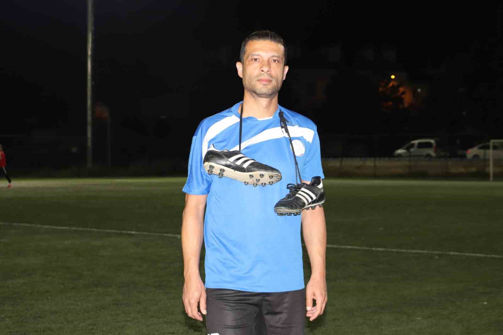Eskişehir'in en yaşlı amatör futbolcusu 39 yıllık kariyerine veda etti