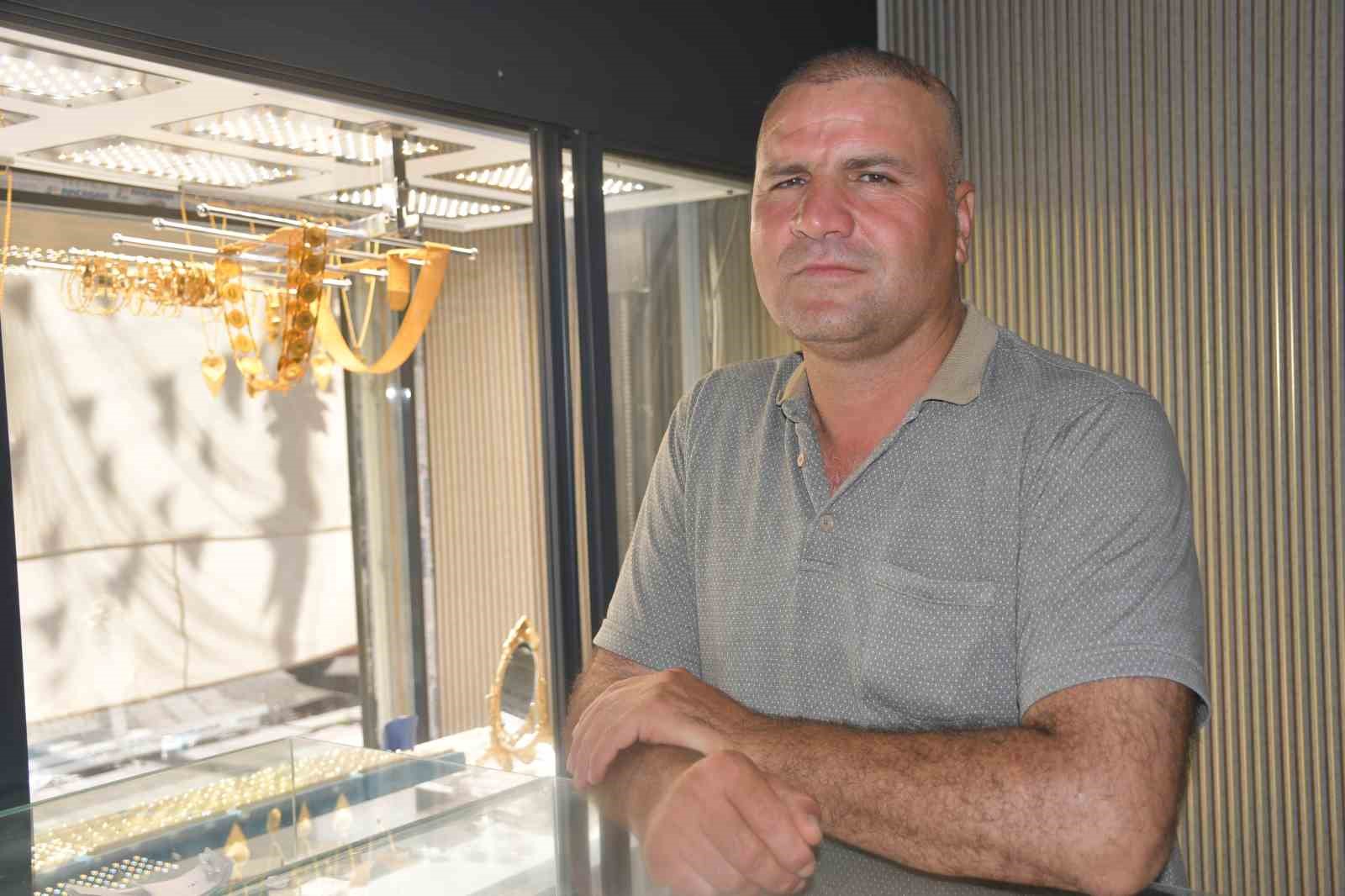 Sahibinden kaçan dana kuyumcu dükkânına girdi