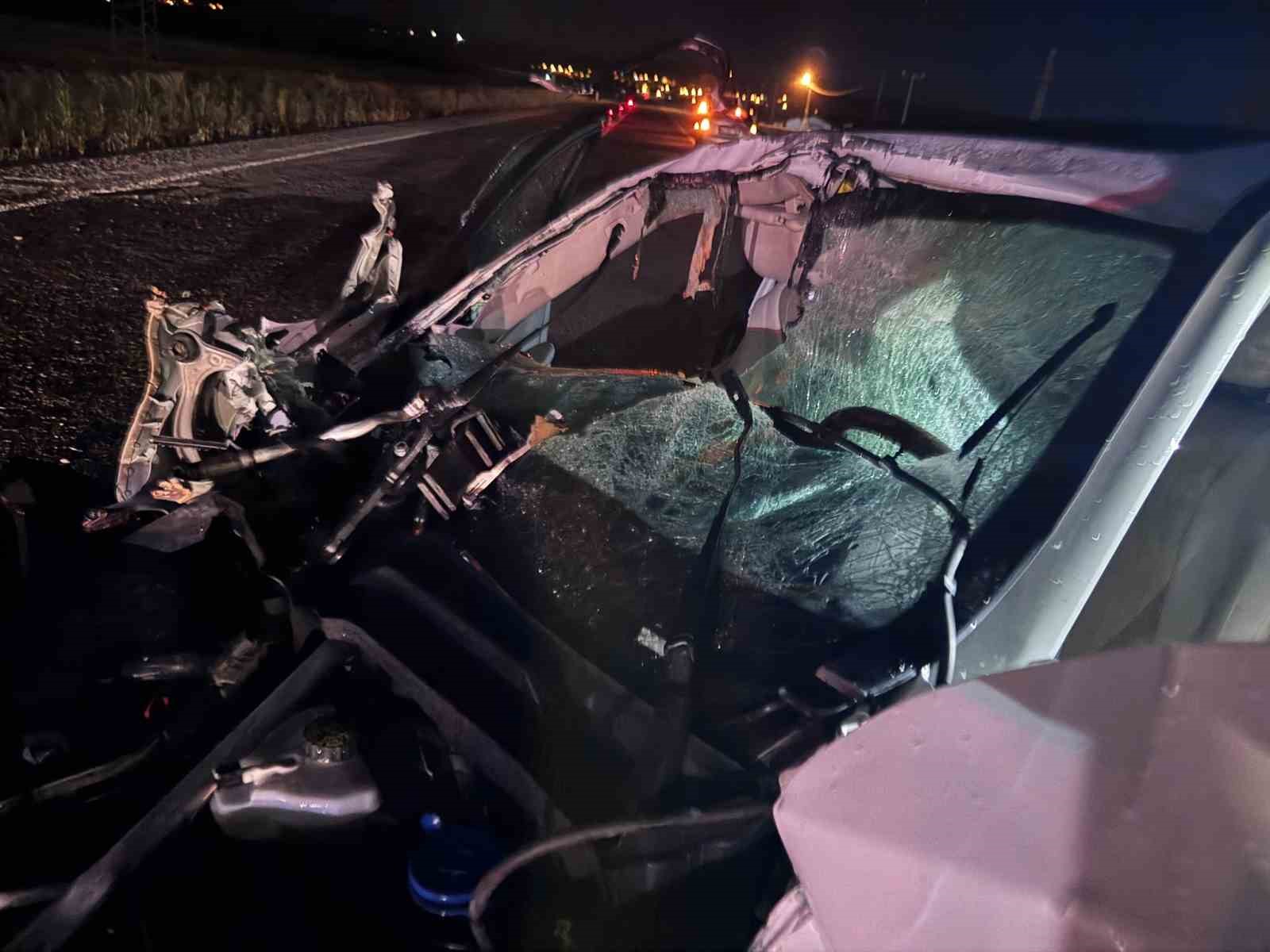 SİVAS’IN ALTINYAYLA İLÇESİNDE TRAKTÖRÜN RÖMORKUNA ÇARPAN MERCEDES MARKA LÜKS OTOMOBİL ADETA KAĞIT GİBİ PARÇALANDI. KAZADA 4 KİŞİ YARALANIRKEN, OTOMOBİLİN HIZ GÖSTERGESİNİN 140 KİLOMETREDE TAKILI KALMASI DİKKAT ÇEKTİ.