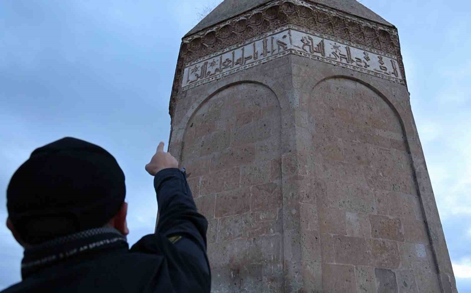 MÜSLÜMAN TÜRKLERİN HAÇLILARLA YAPTIĞI SAVAŞTA ŞEHİT DÜŞEN TUR HASAN BEY'E İTHAFEN ANADOLU SELÇUKLU DEVLETİ TARAFINDAN 8 ASIR ÖNCE YAPTIRILAN TUR HASAN TÜRBESİ, KUBBE ALTINDAKİ ÂYET'EL-KÜRSÎ İLE BİRLİKTE ASIRLARDIR ZİYARETÇİLERİNİ AĞIRLIYOR.