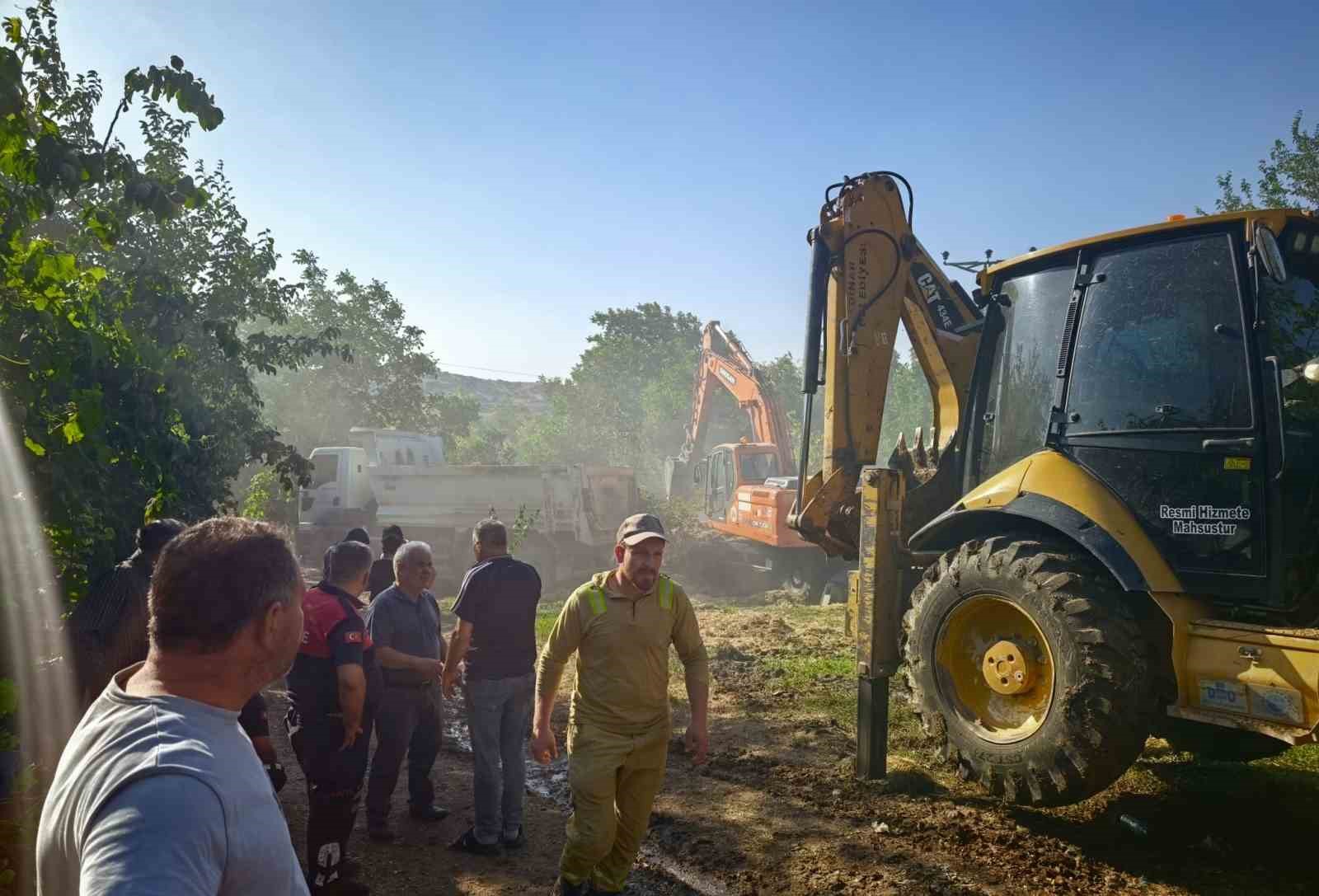 Yangında bin balya saman ve traktör alevlere teslim oldu