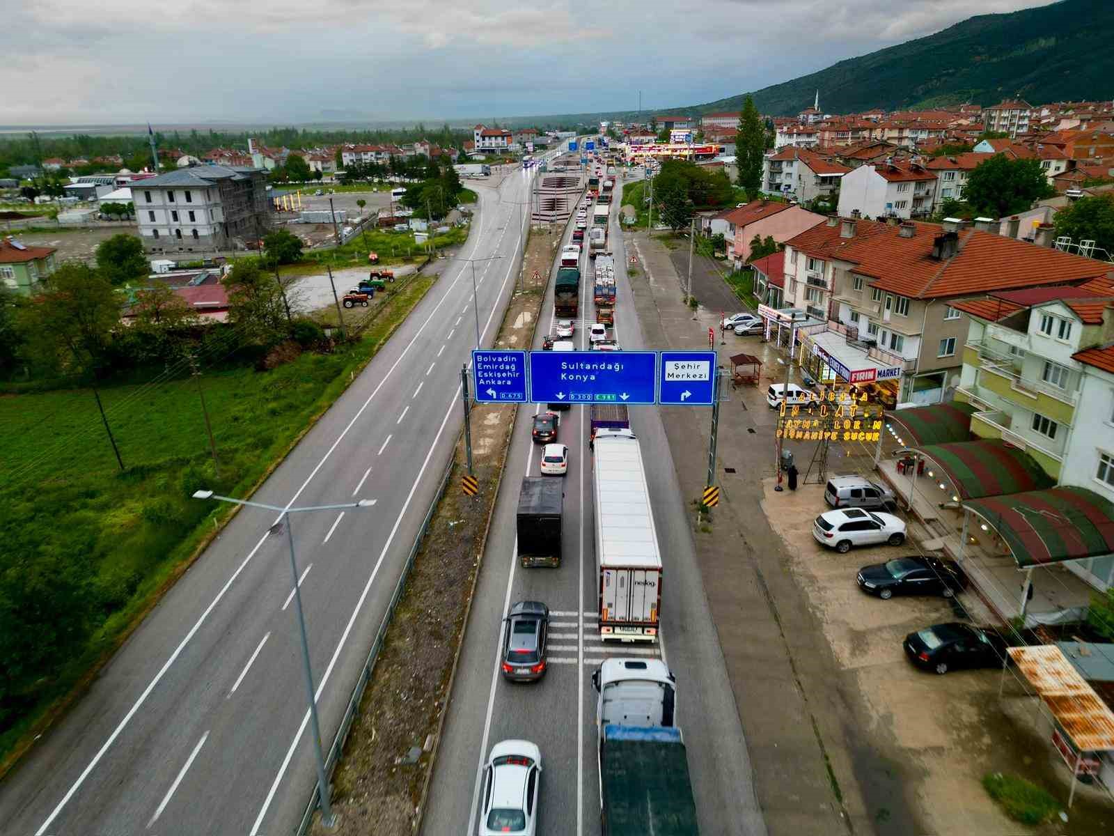 Afyonkarahisar'daki kara yollarında bayram trafiği yoğunluğu