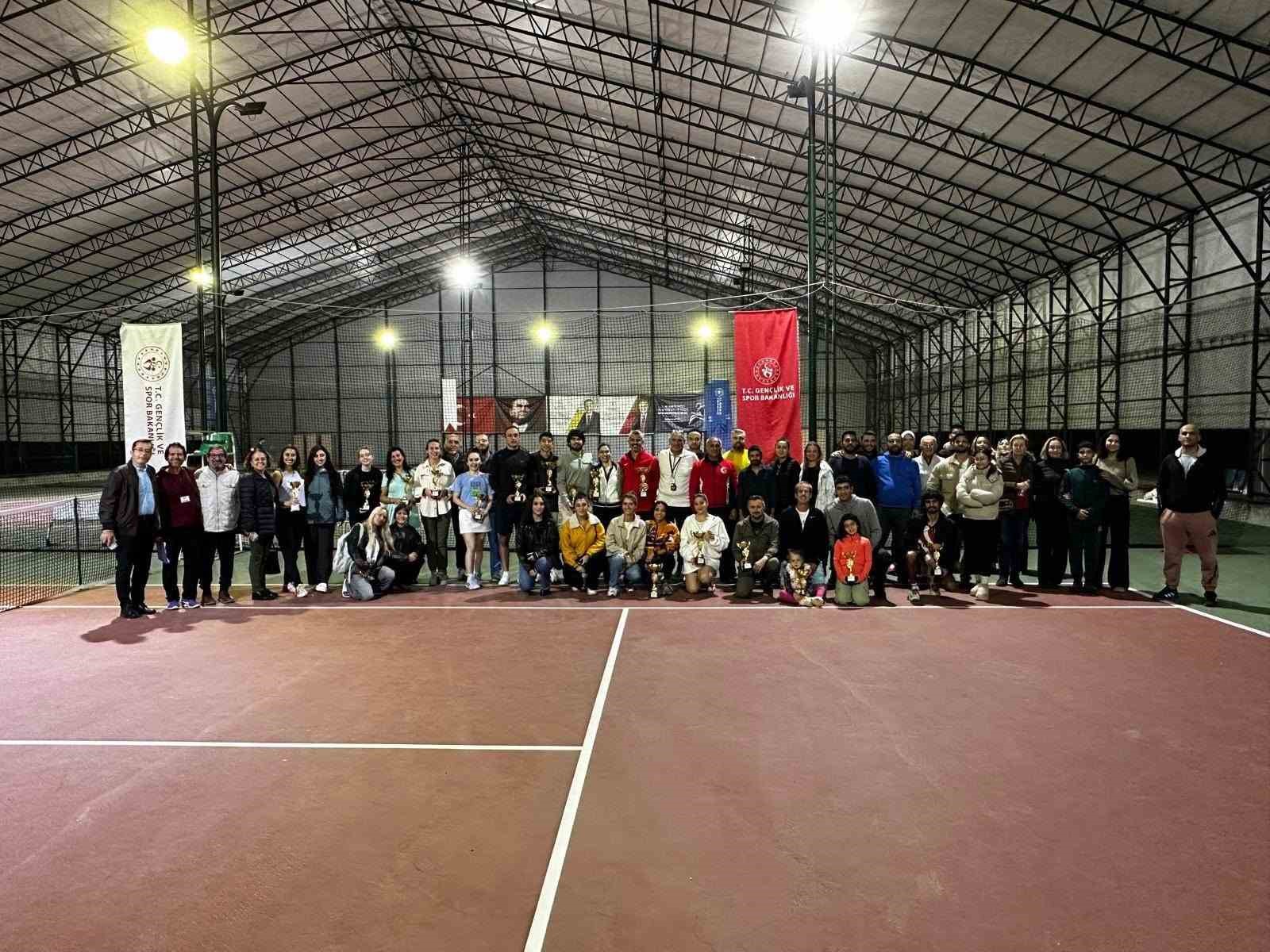 AYDIN ADNAN MENDERES ÜNİVERSİTESİ (ADÜ) İLE AYDIN GENÇLİK VE SPOR İL MÜDÜRLÜĞÜ İŞ BİRLİĞİNDE DÜZENLENEN 29 EKİM CUMHURİYET BAYRAMI TENİS MÜSABAKALARI TAMAMLANDI.