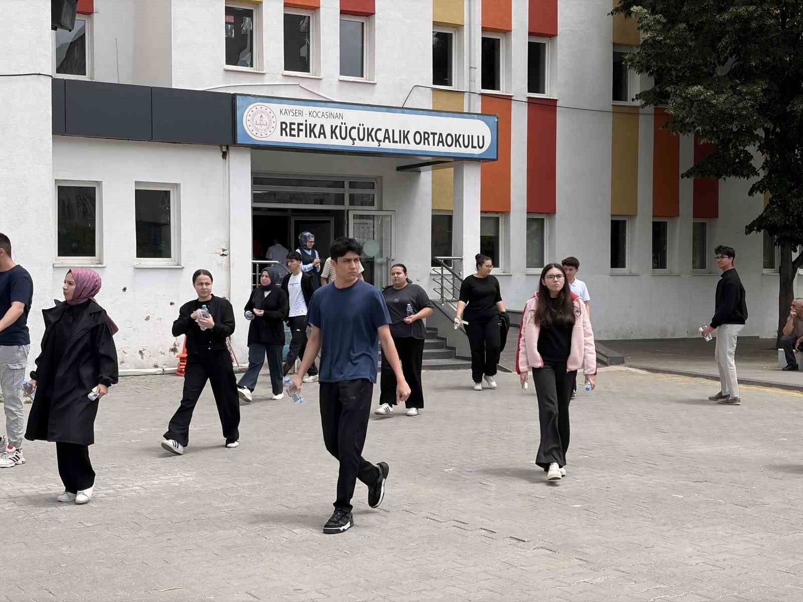 Kayseri’de polis geç kalan adayları sınava yetiştirmek için seferber oldu