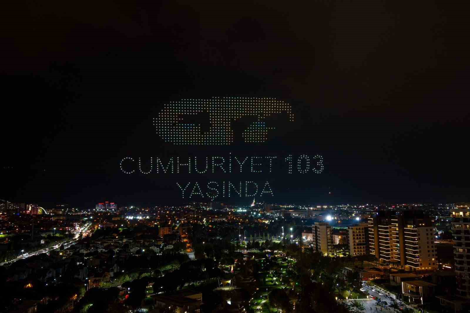 MANİSA’DA CUMHURİYET’İN 103’ÜNCÜ YIL DÖNÜMÜ KUTLAMALARI KAPSAMINDA ATATÜRK KENT PARKI’NDA DÜZENLENEN ETKİNLİKLERDE 1000 DRONE GÖKYÜZÜNÜ AYDINLATTI. IŞIKLARLA OLUŞTURULAN DEV ATATÜRK PORTRESİ VE TÜRK BAYRAĞI VATANDAŞLARDAN BÜYÜK ALKIŞ ALIRKEN, TEKNOLOJİ VE SANATIN BULUŞTUĞU GÖSTERİ GÖRSEL ŞÖLEN SUNDU.