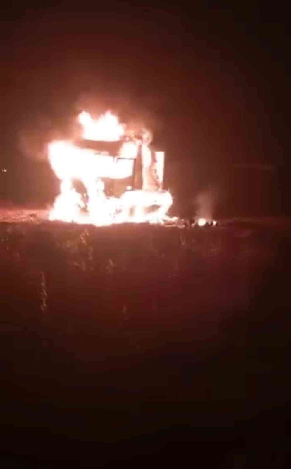 Şanlıurfa’da seyir halindeki tırda yangın