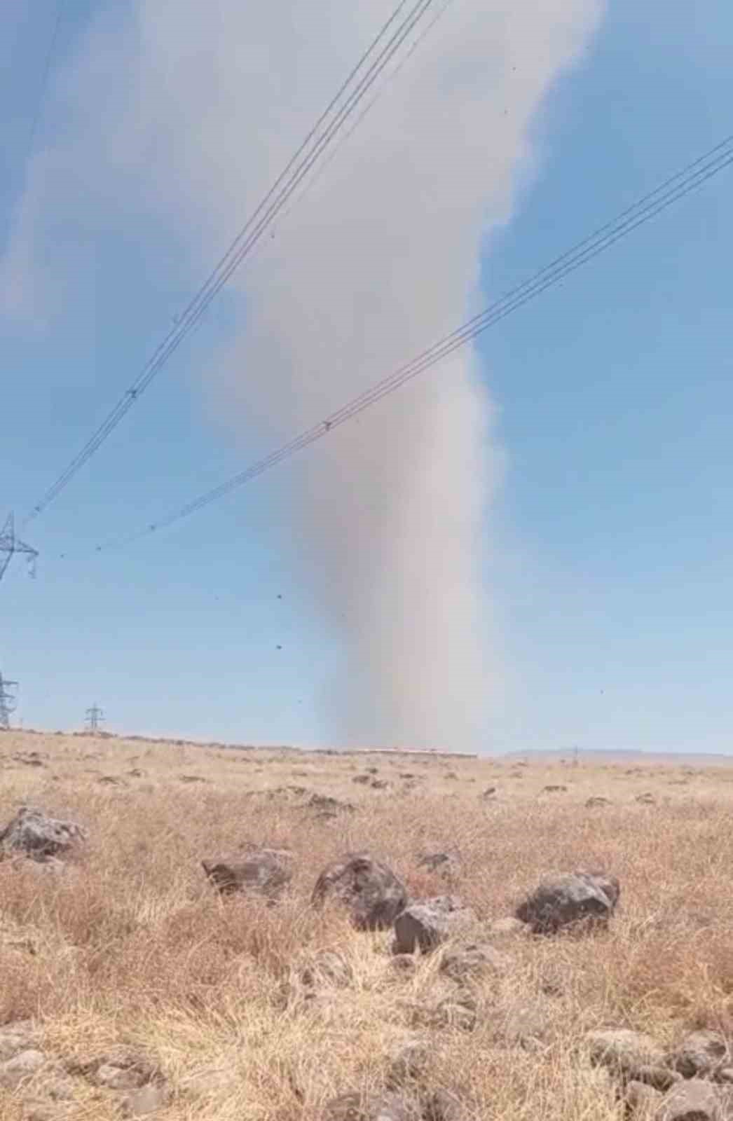 Elazığ'da korkutan hortum kamerada