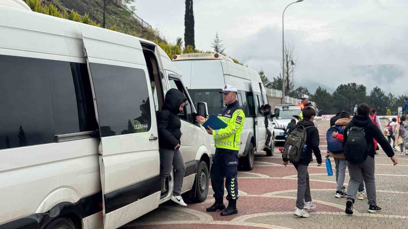 Üzerinde 'Okul Taşıtı' yazısı olmayan servis aracına 2 bin 719 TL ceza