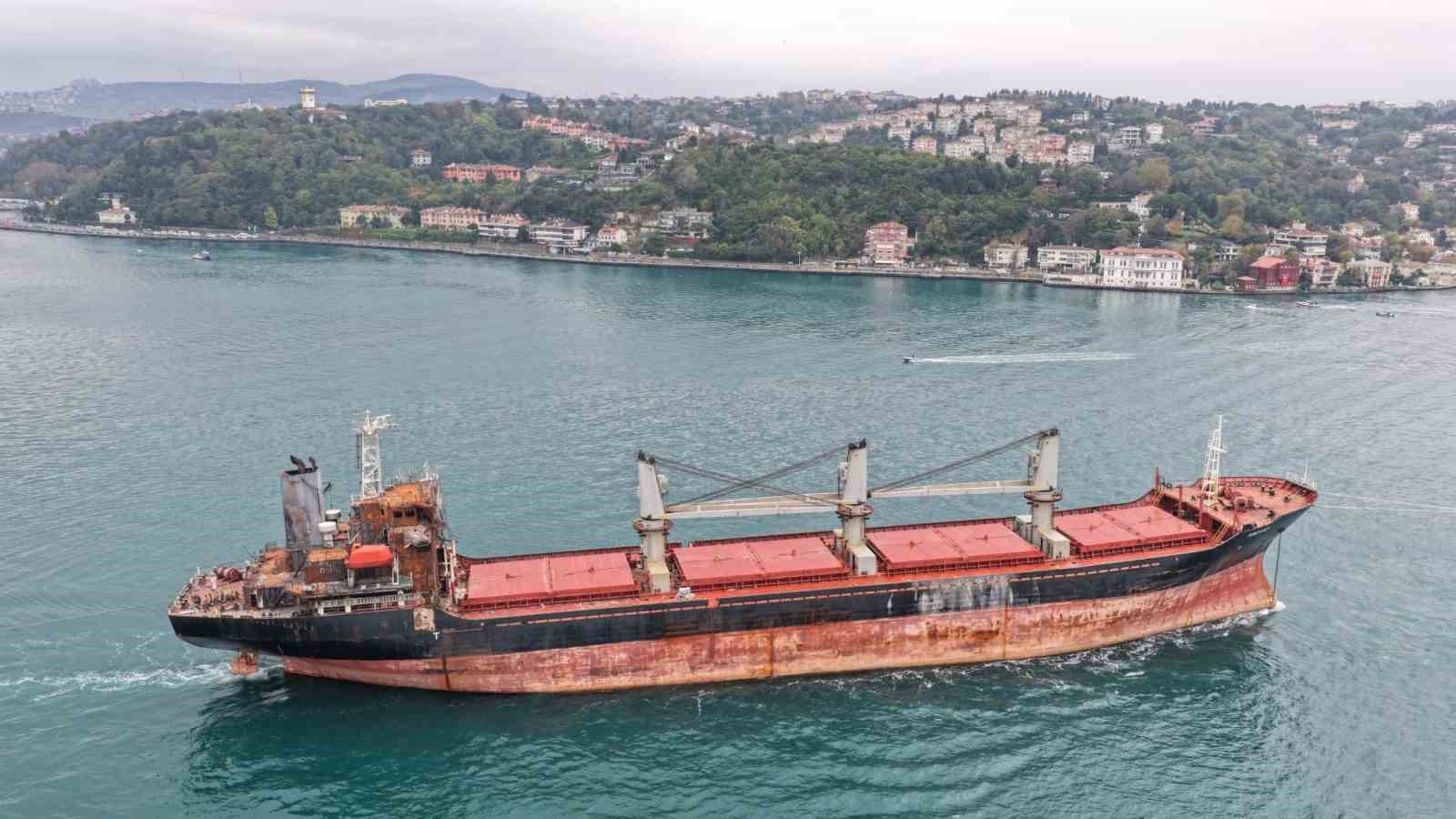 KARADENİZ’DE UKRAYNA’YA AİT İHA TARAFINDAN VURULARAK AĞIR HASAR ALAN PALAU BAYRAKLI, TÜRK İŞLETMESİNDEKİ "MV AROYAT" İSİMLİ DÖKME YÜK GEMİSİ, SÖKÜM İŞLEMLERİ İÇİN İZMİR ALİAĞA’YA GÖTÜRÜLMEK ÜZERE İSTANBUL BOĞAZI’NDAN GEÇTİĞİ SIRADA HAVADAN GÖRÜNTÜLENDİ.