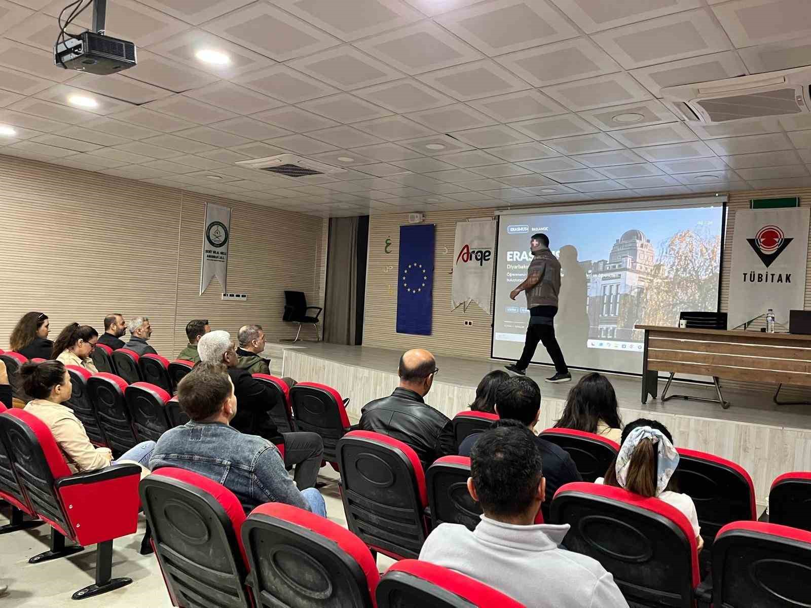 DİYARBAKIR’IN DİCLE İLÇESİNDE GÖREV YAPAN 40 ÖĞRETMENE TÜBİTAK, TEKNOFEST, MEB ROBOT YARIŞMASI, ERASMUS PROJELERİ VE AVRUPA BİRLİĞİ AKREDİTASYON PROGRAMLARI HAKKINDA EĞİTİM VERİLDİ.